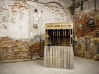 The Guardian për veprën e Xhafës: Telefoni që nuk bie kurrë përkujton të zhdukurit