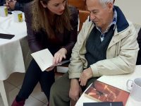 Surpriza e të rinjve, diell dhe libra në “Shtëpinë e të Moshuarve”