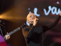 Refugjatja shtatzënë lind mes dy deteve, kënga që po prek të gjithë