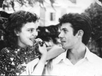 Sy të njomur nga shiu e ngazëllimi