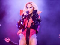 FOTO/Dua Lipa ironizon veshjen e Rita Orës në 10 vjetorin e pavarësisë së Kosovës