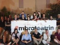 Artistët ruajnë Teatrin natën, debat me Hervin Çulin në orën 3 të mëngjesit