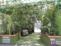 Vap e madhe? Futuni brenda kabinës tropikale në ‘Sheshin Skënderbej!