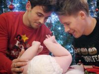 Kush është Tom Daley, kampioni olimpik që u bë viral në rrjet duke thurur me shtiza