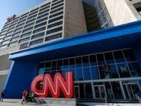 CNN pushon tre punonjës pasi shkuan në punë të pavaksinuar