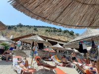 Pasqyrat, plazh i bukur por jo vendi për të pushuar!